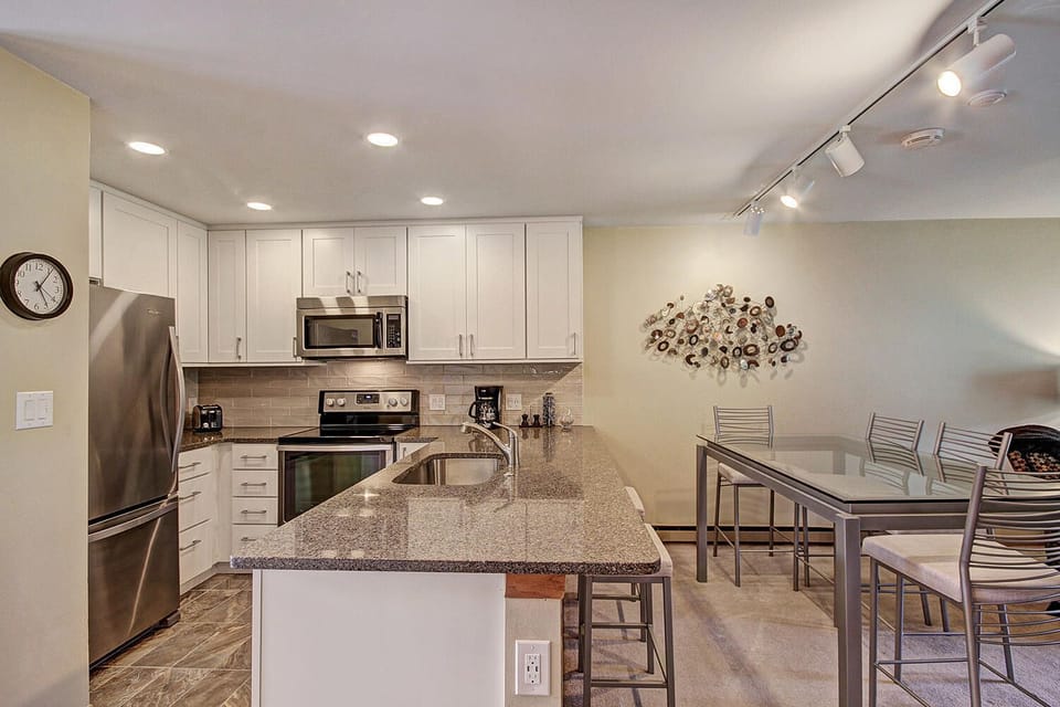 Kitchen has Large Slab Granite Bar - Kitchen has Large Slab Granite Bar