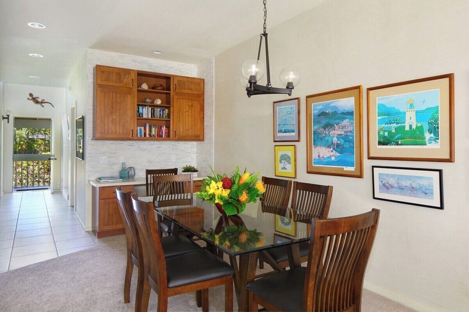 Dining Area - Manualoha 702