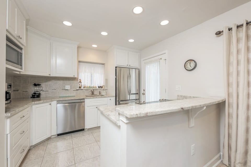 Full Kitchen w. Stainless Steel Appliances
