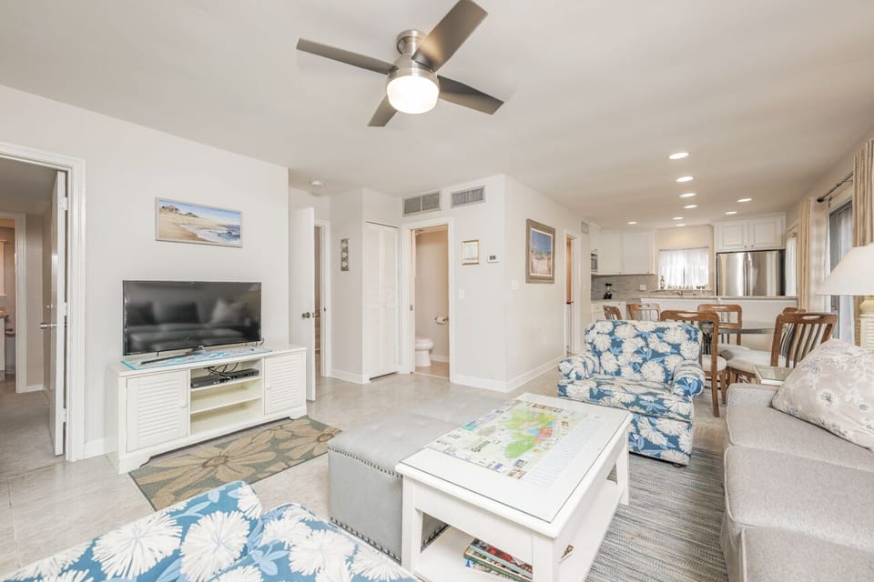 Living Area w. Smart TV, Deck Access
