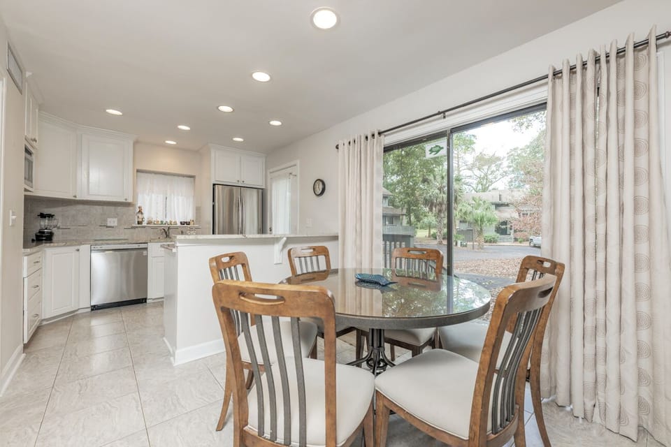 Dining Table w. Seating for 6 + Deck Access