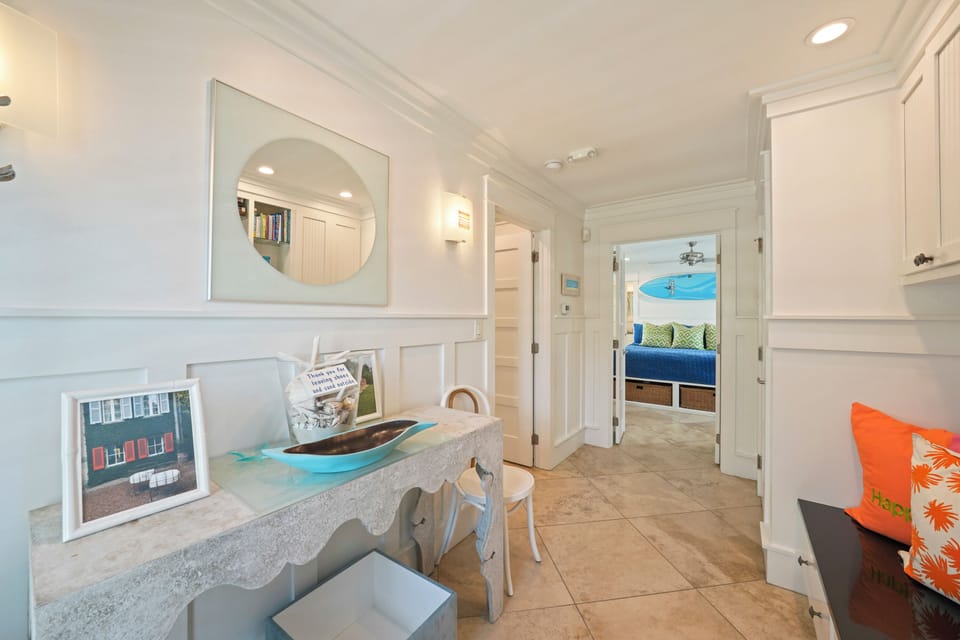 FOYER ALTERNATE VIEW TO 2 KING BEDROOMS DOWN