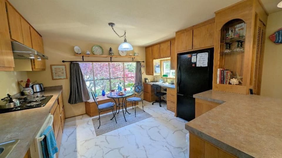 Kitchen with Bistro Table & Desk