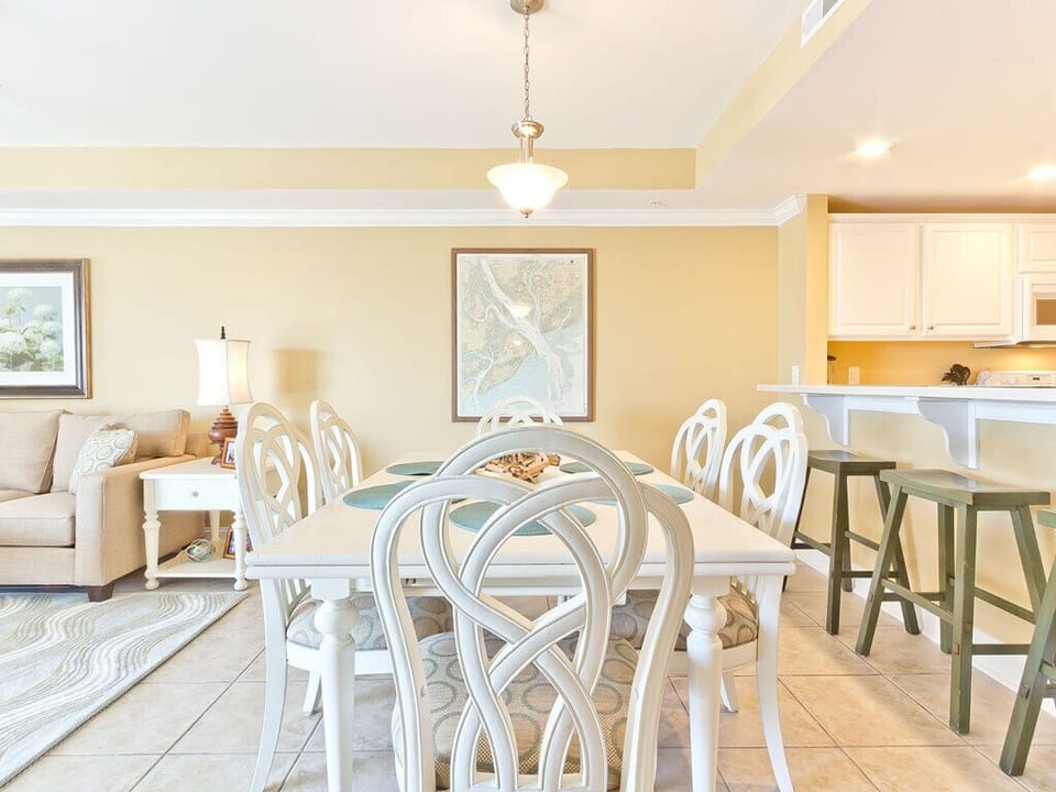 Dining Area opens to Breakfast Bar with seating for 3