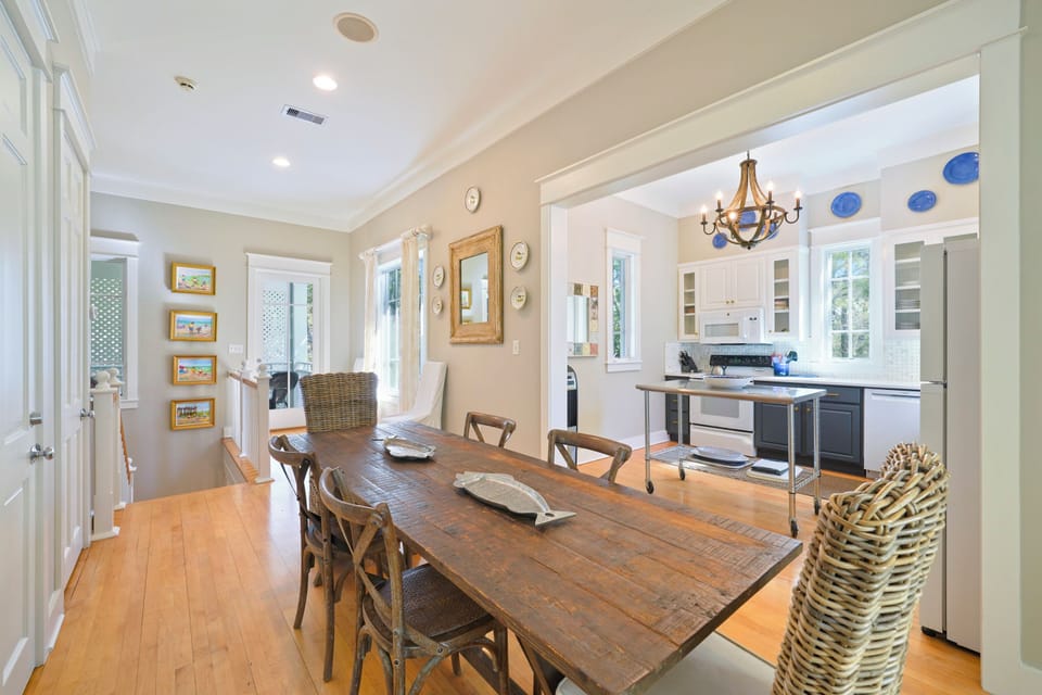 ALTERNATE VIEW OF DINING AREA WITH SEATING FOR 6