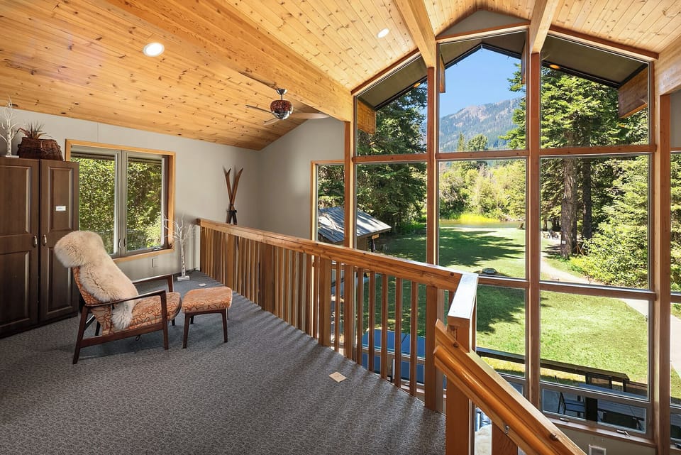 River Rocks Lodge. - Big views from the loft.