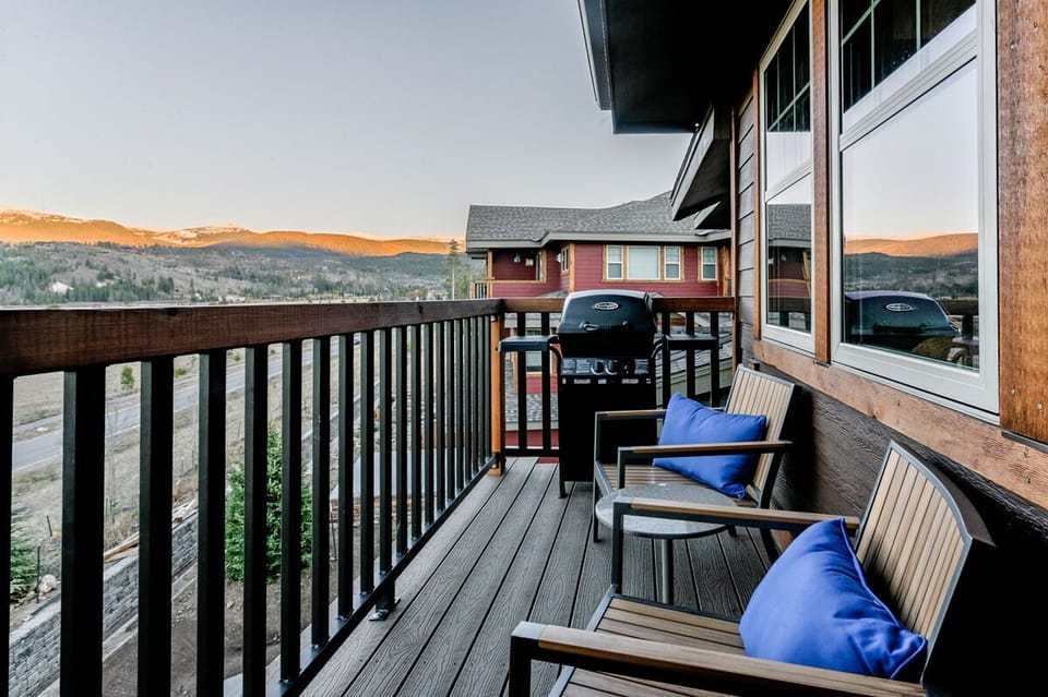 Take in the views from Cozens Pointe 1-302