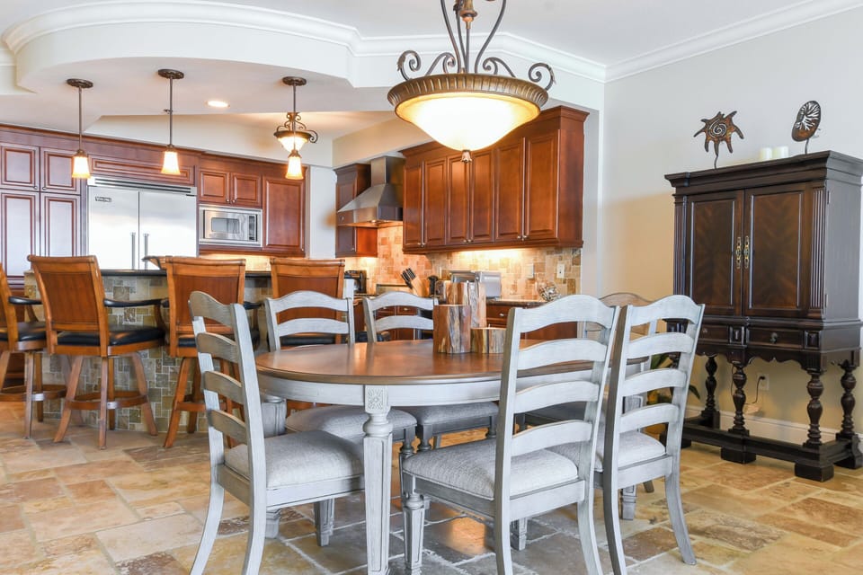 Bella Riva 207- Dining Area