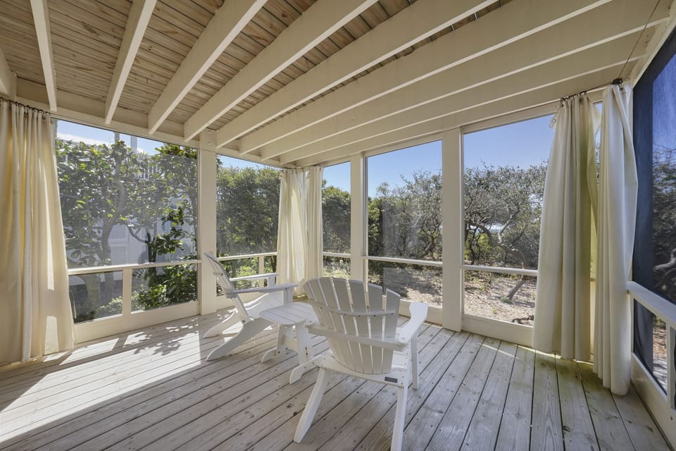 PRIVATE SCREENED PORCH FOR TWO OFF KING DOWN