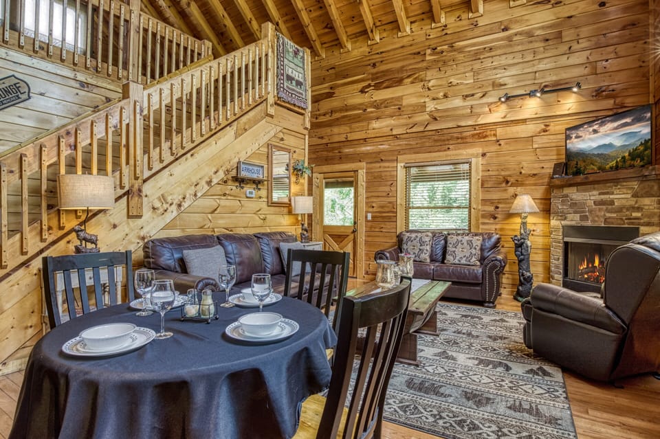 Whether cooking a the cabin, or bringing in take out, enjoy this lovely setting
