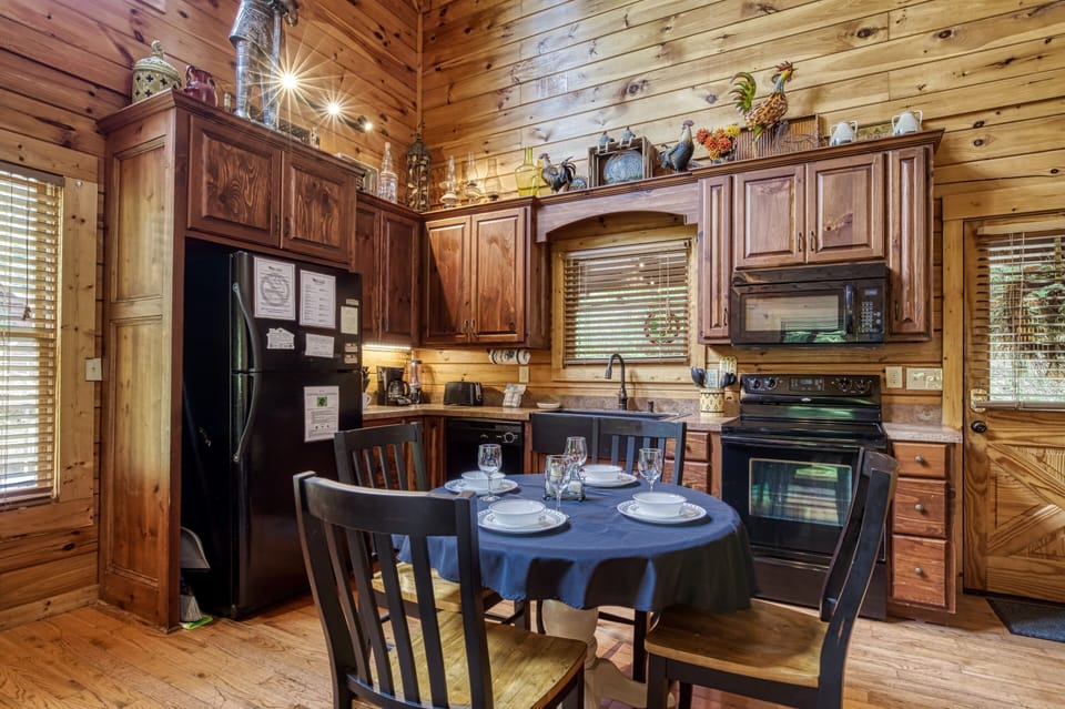 Have a wonderful meals in this amazing cabin