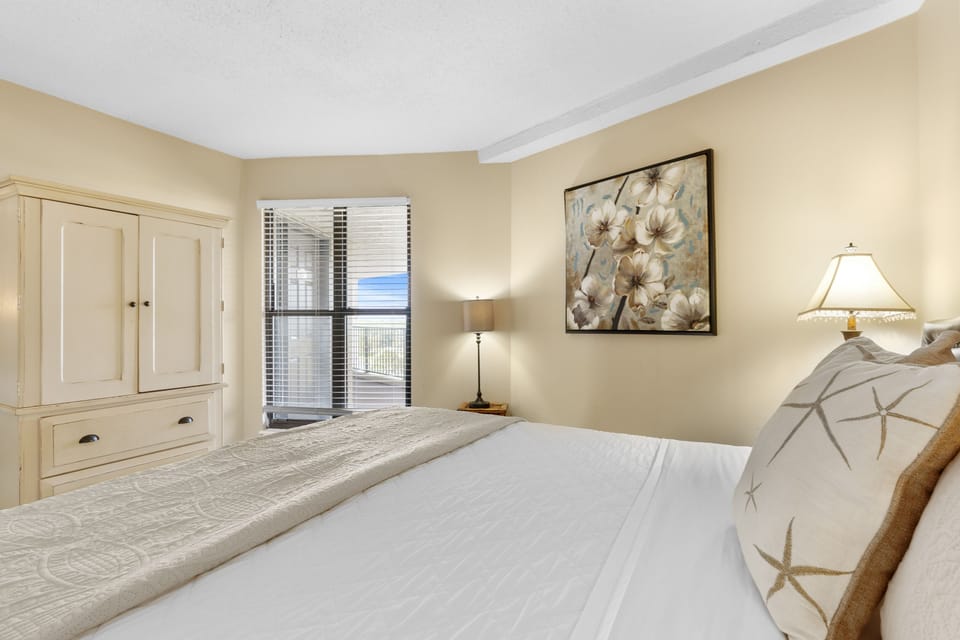 4104 Beachside One - 2nd bedroom showing cabinet with TV