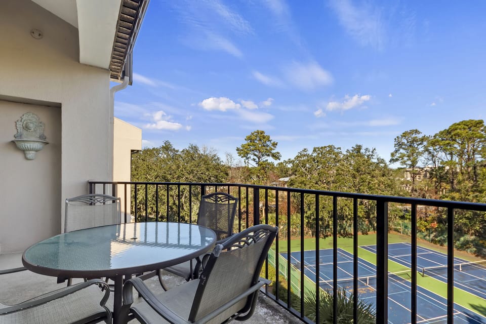 Balcony - Dining for 4, Tennis Court Views