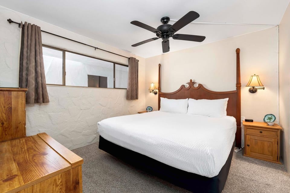 Primary Bedroom with King bed inside Casa De Emdeko 225