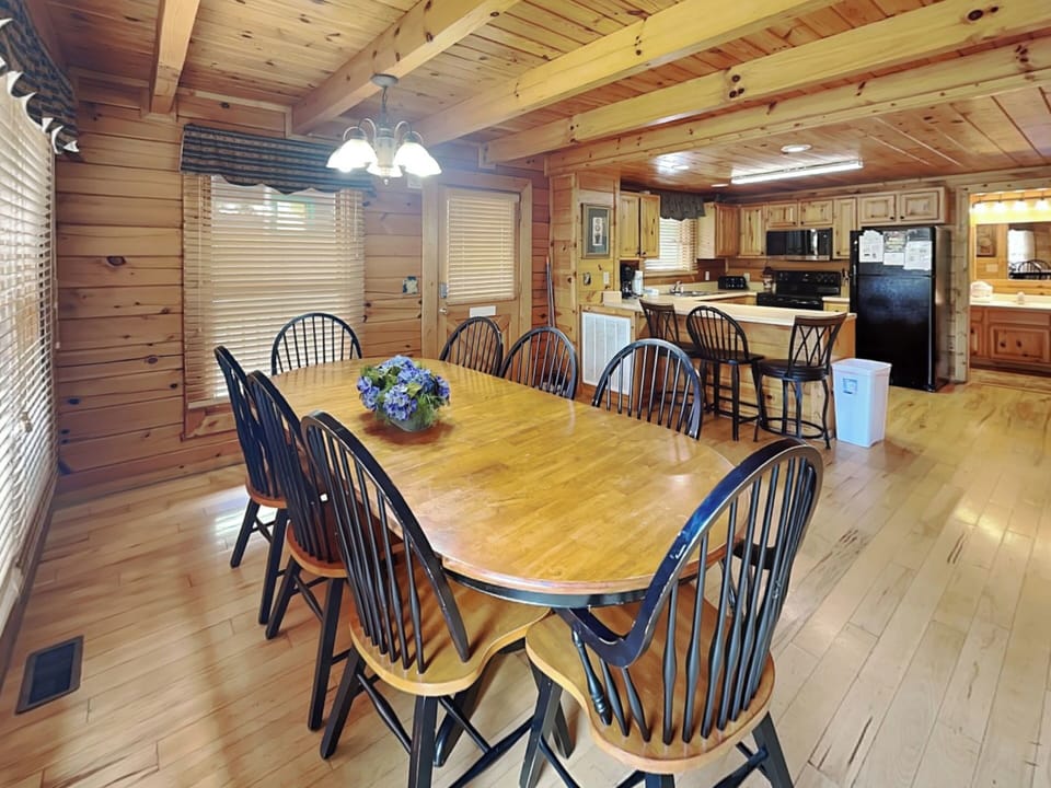 Dining Area - Kitchen