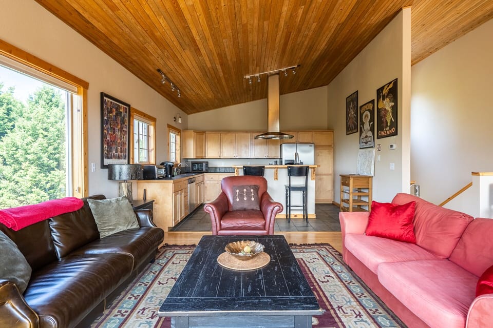 Open concept living room, kitchen and dining area.