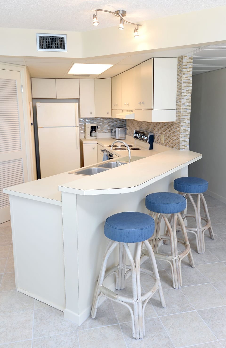 Kitchen with breakfast bar
