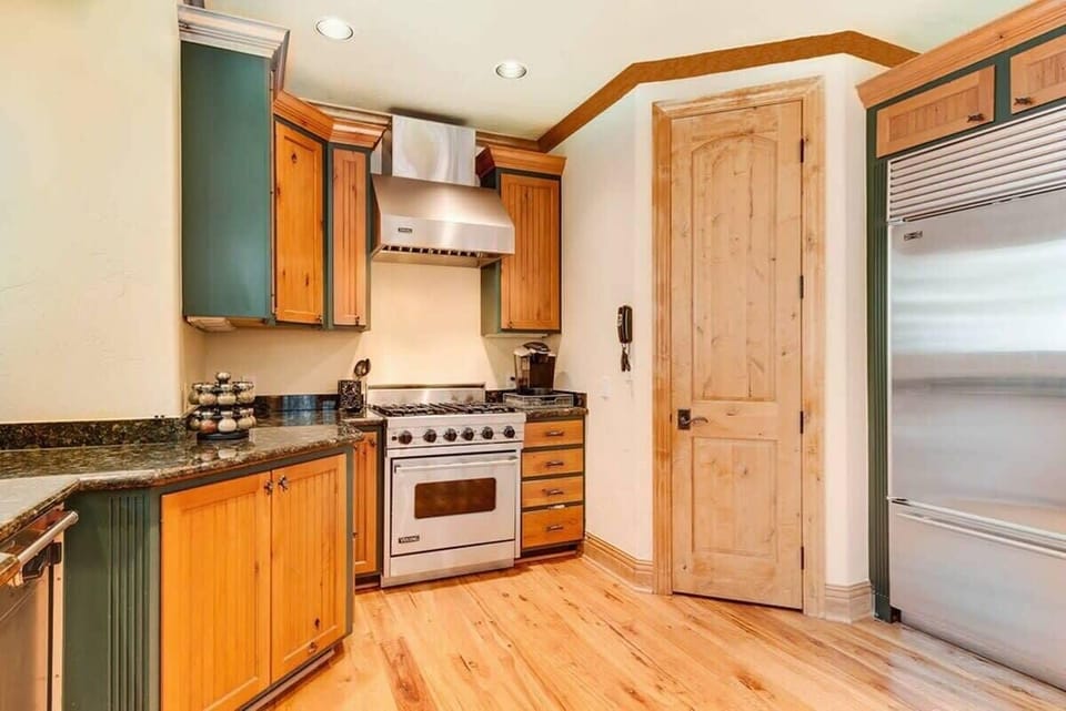 Kitchen: Viking appliances, combo convection oven/microwave oven, blender, Keurig coffee maker, kettle, 4-slice toaster, Crockpot, instant boiling water tap