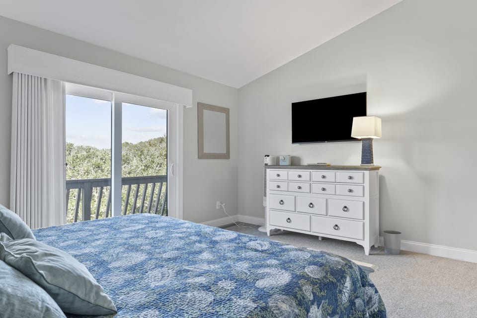 King Bed in Guest Bdrm