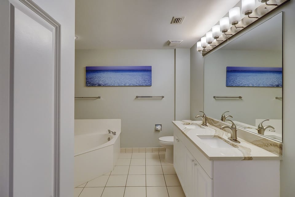 King Suite Full Bathroom