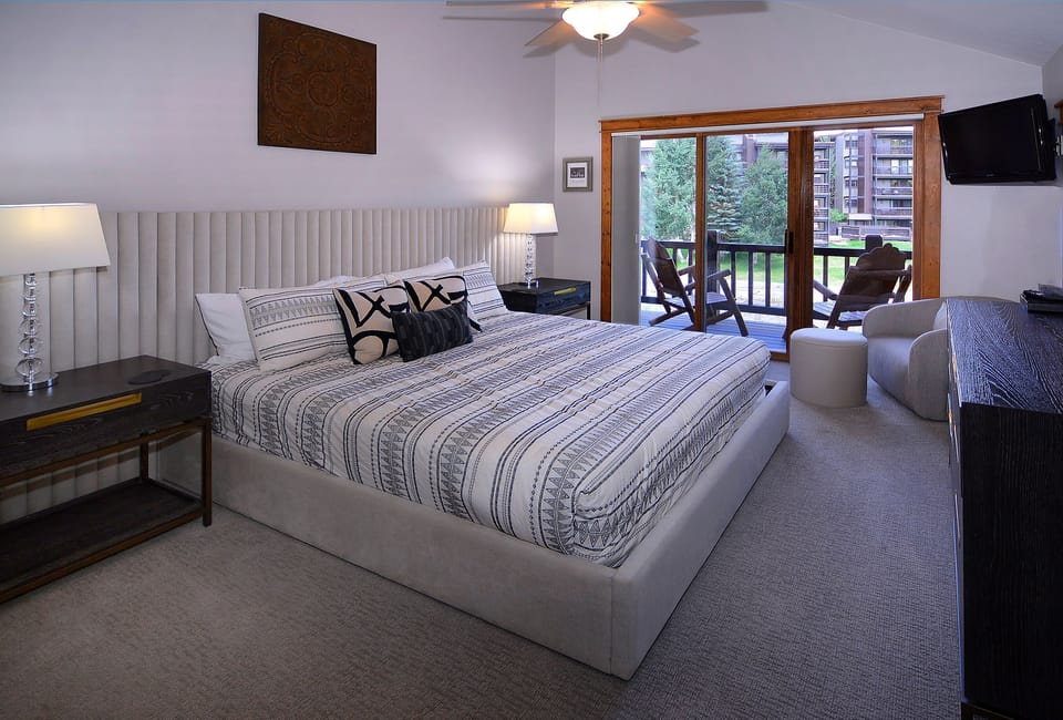 Primary suite w/king, TV