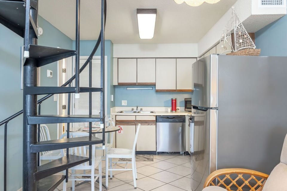 Kitchen - The spacious kitchen features all you need for meal prepping and a table with seating for 4.