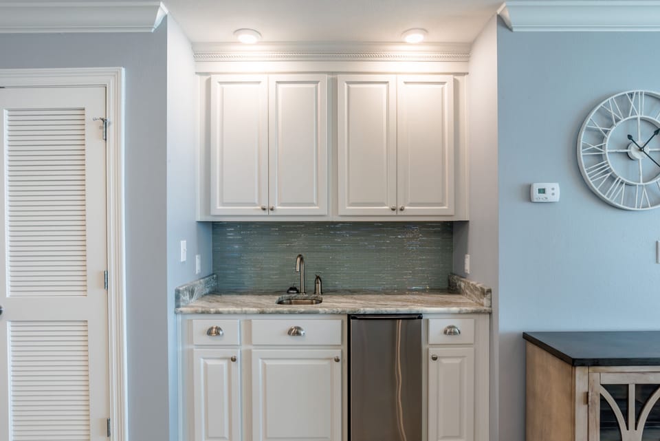 Phoenix Gulf Shores 402 Wet Bar with Ice Maker