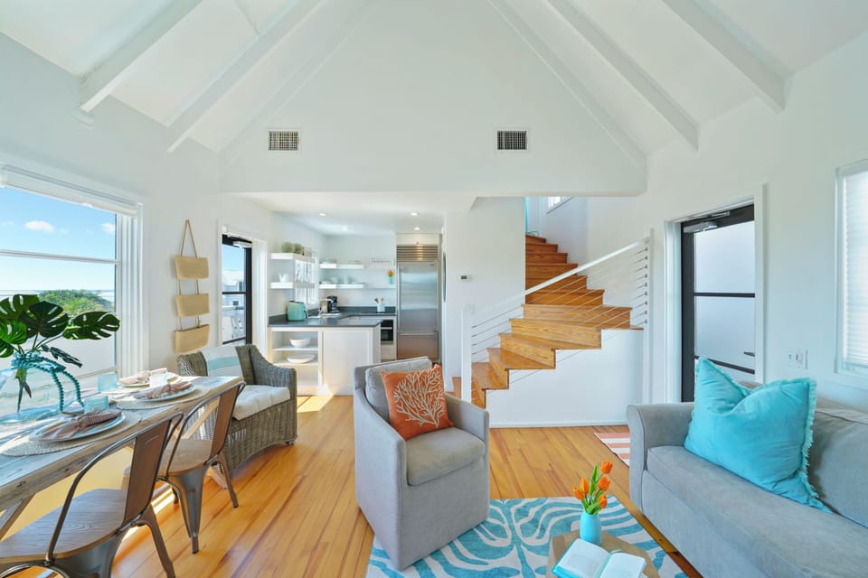 OPEN FLOOR PLAN W/PLENTY OF NATURAL LIGHT