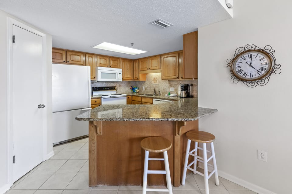 Fully Equipped, Upgraded Kitchen with Granite Counter Tops and Bar stools