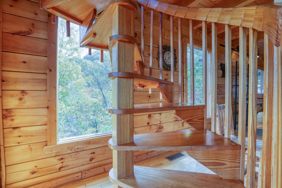 Log Cabin with incredible craftsmanship - Romantic Escape from your home to your cabin home in the Smokies!
