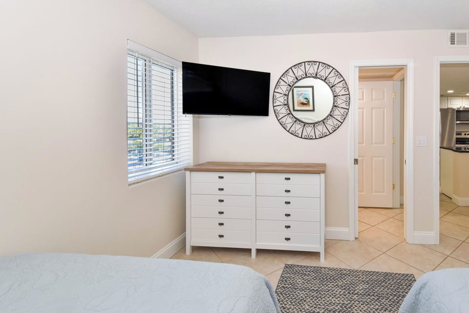 Destin Towers 41- Guest Bedroom with TV