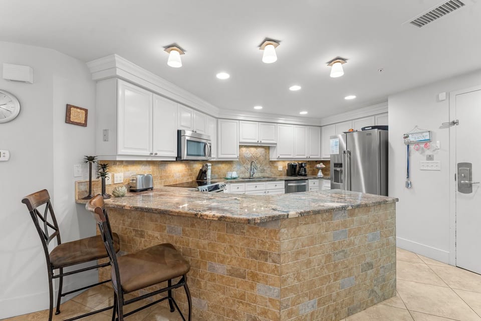 Kitchen with Breakfast Bar