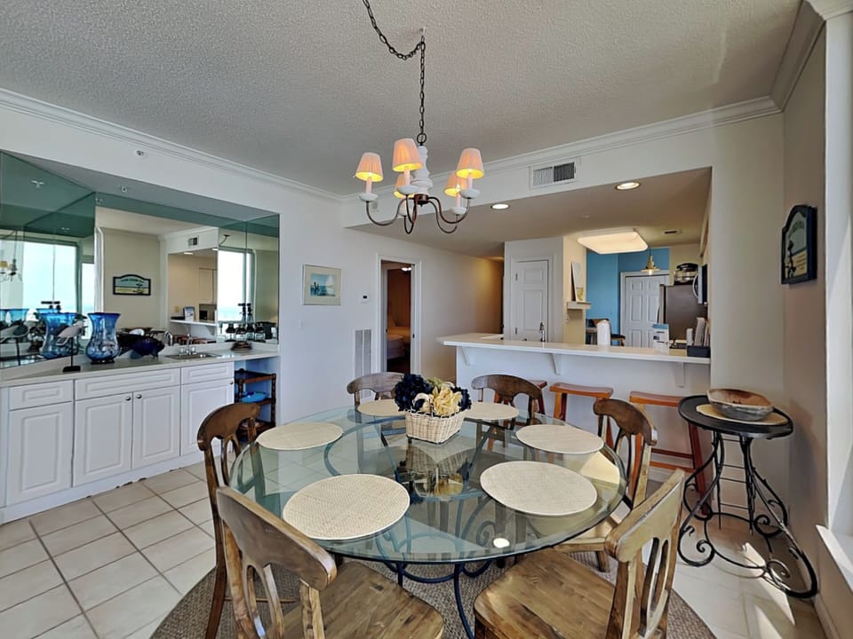 Dining Area - Table and Bar Seating