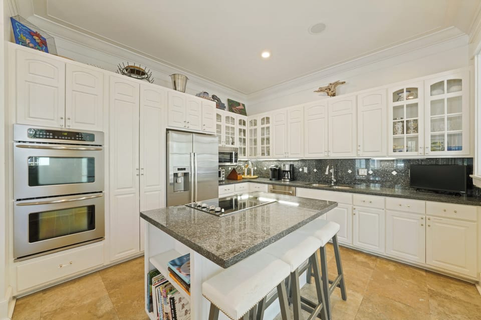KITCHEN WITH BARTOP SEATING FOR THREE PEOPLE