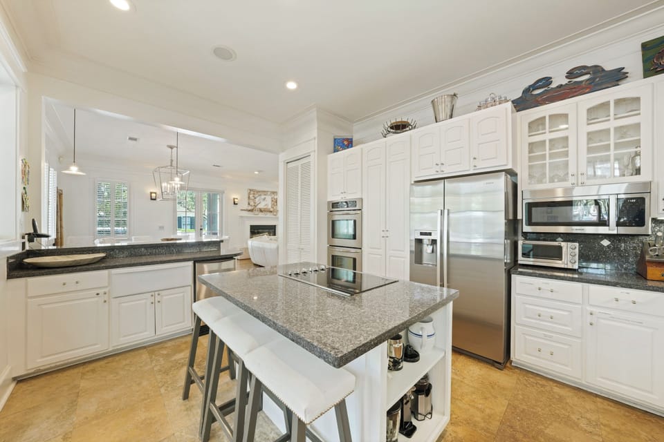 SPACIOUS KITCHEN ALTERNATE VIEW