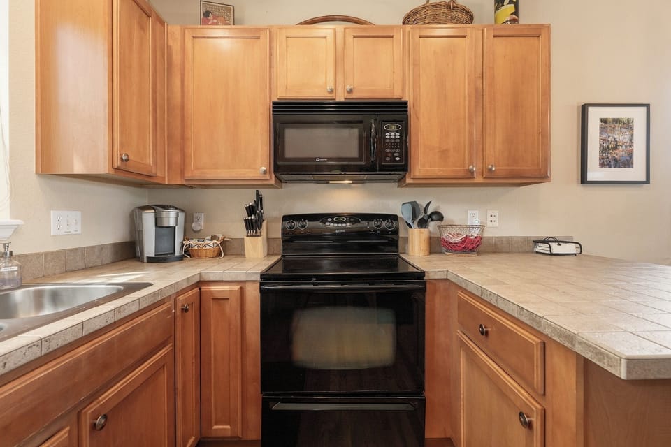 Fully stocked kitchen! Includes drip and Keurig coffee makers.
