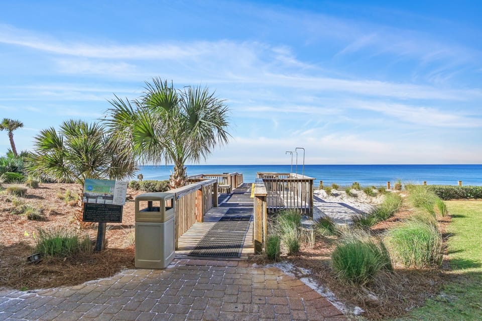 Beach walkover - Just steps from Adagio G105, the beach walkover has 52 steps down to the beach and has showers for you to rinse off the sand when you come up.