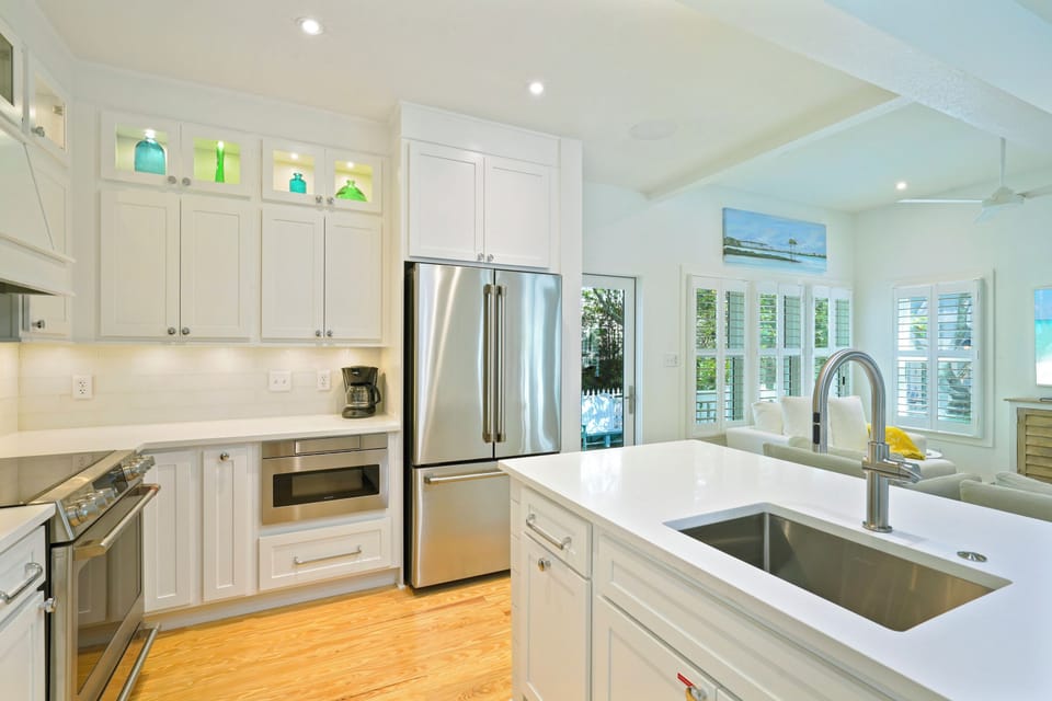 ALL NEW STAINLESS STEEL APPLIANCES THROUGHOUT