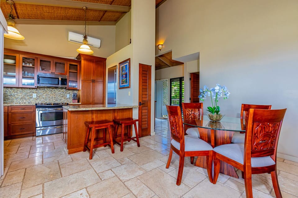 Beautifully appointed dining area! 