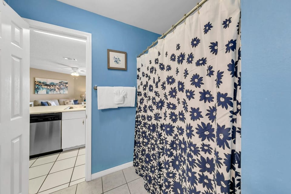 Bathroom With Tub/Shower Combo