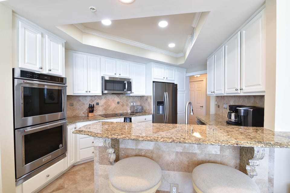 Silver Beach Towers West 903 - Kitchen and Breakfast Bar