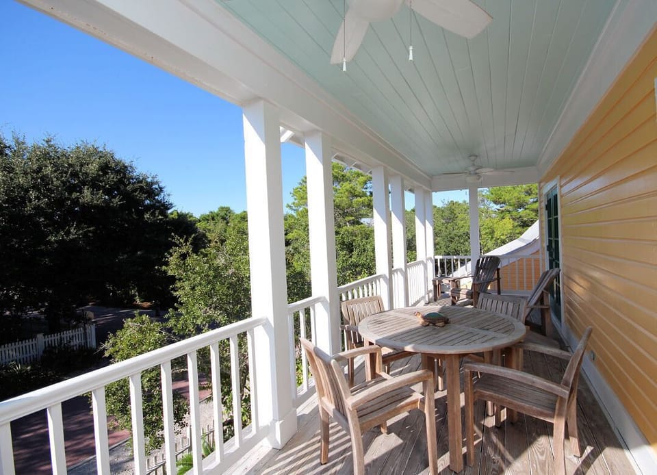 Upstairs Balcony with Dining Table & Extra Seating!