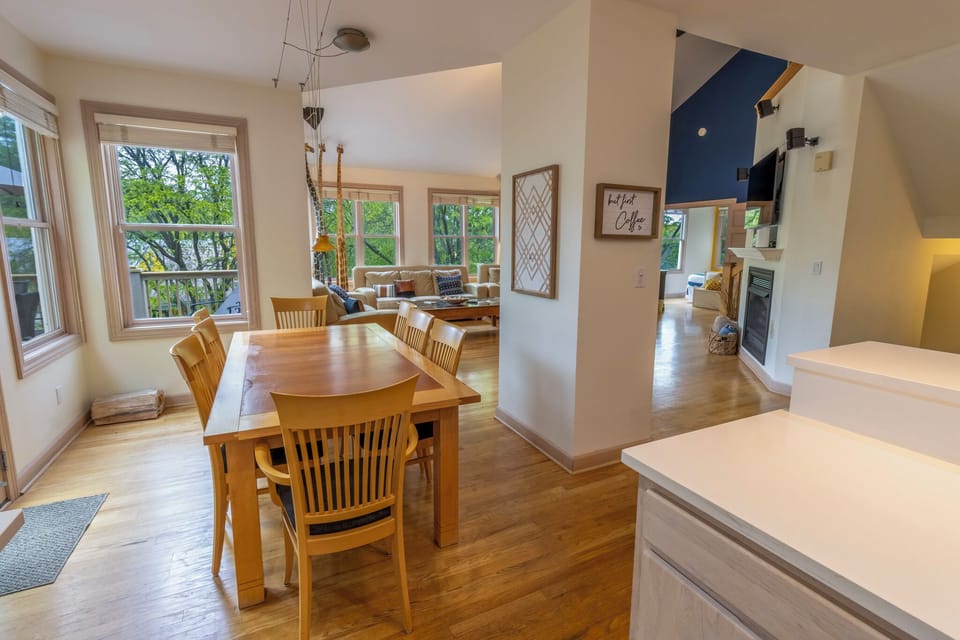 Second Level | Dining