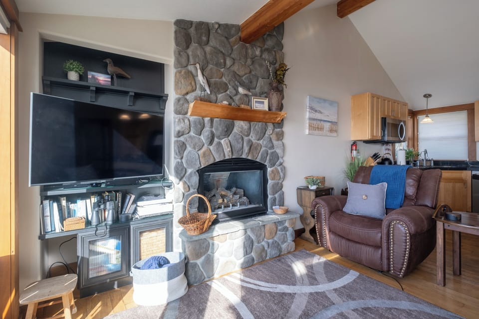 Living room area - large flat screen TV
Gas fireplace