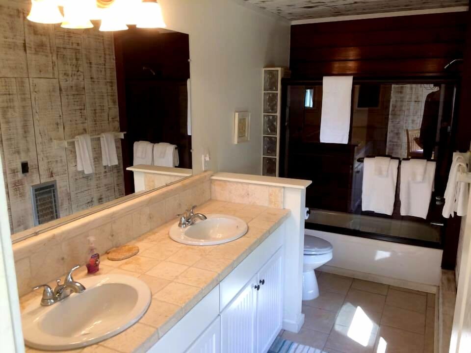 Cottage bathroom - Cottage bathroom