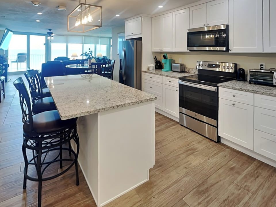 Fully Equipped Kitchen with Breakfast Bar