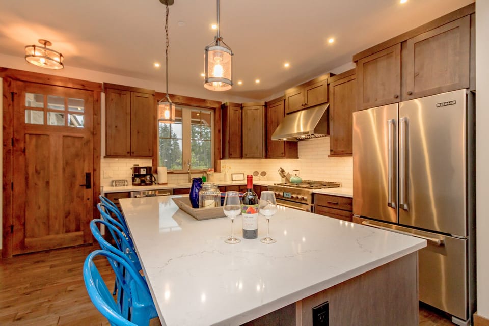 Miners Gold in Suncadia - All Seasons Vacation Rentals - Well appointed kitchen with stainless appliances and a gas cooktop.