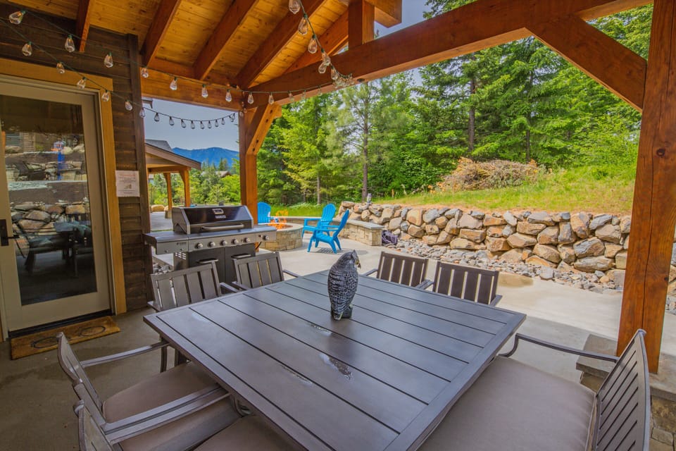Miners Gold in Suncadia - Large outdoor dining table with seating for 8.