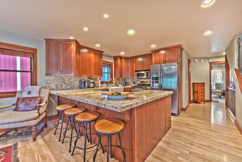 Fully Equipped Kitchen with Granite Countertops, Stainless Steel Appliances, Drip and Keurig Coffee Makers, Farm Sink, Gas Range with 4 Burners and Bar Seating for 4