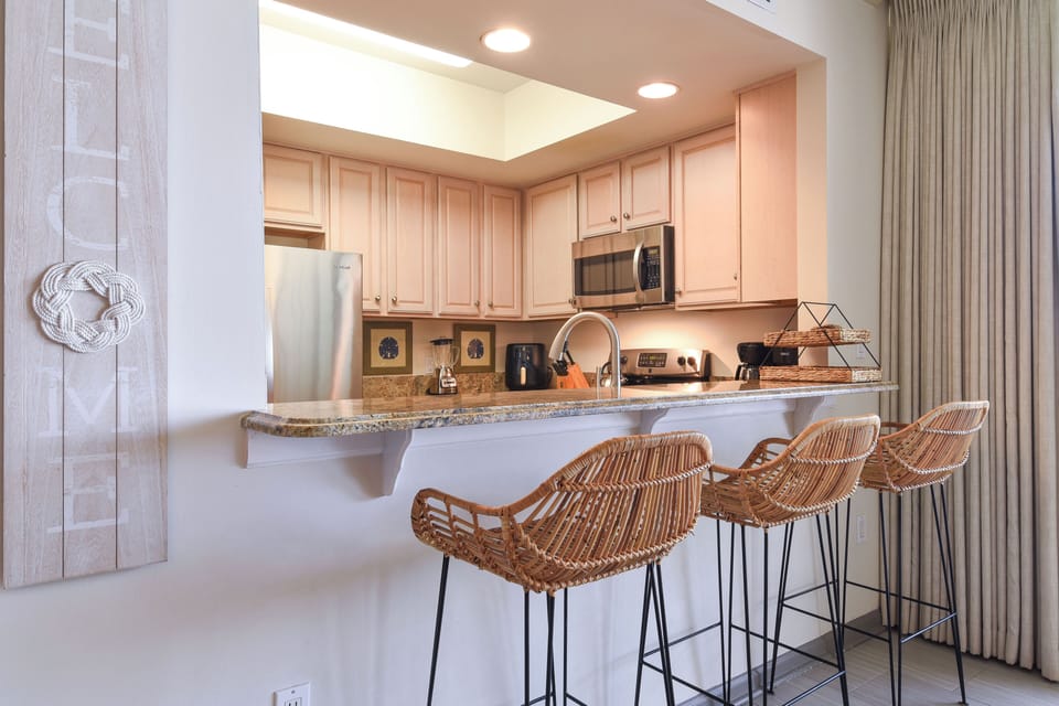 Silver Beach Towers East 102 - Breakfast Bar Area